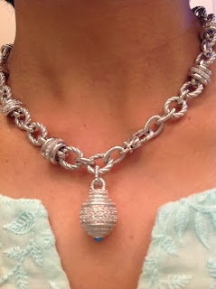 /></a></p> <p>This is Anisha's lovely neck with the status necklace as it appears on JSMB's blog. Lotus, i know you have the 20