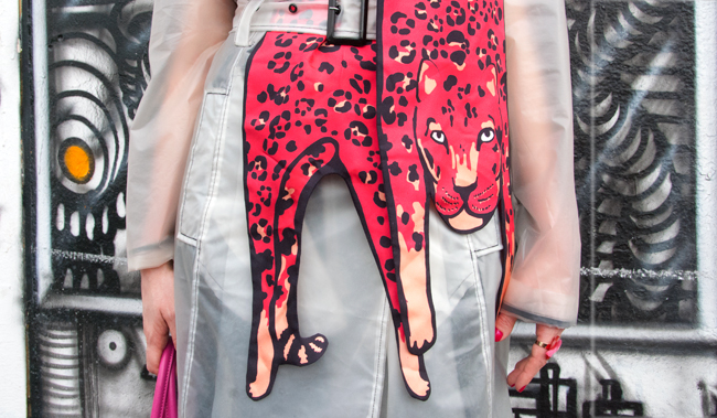 Sara is in Love with… blogger streetstyle fashion pink hair Cléo Ferin Mercury pink leopard silk scarf transparent raincoat Mulberrry Bayswater pink handbag Kanokkorn Lamlert earrings Alexander Wang Linda Farrow sunglasses cléo ferin mercury, leopard scarf, made in london