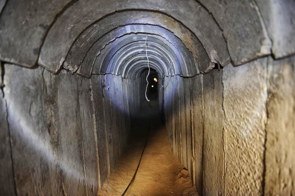 Judíos masacradores - Página 5 Tunnel2.jpg