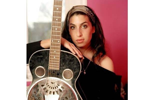 A atriz que impressiona na pele de Amy Winehouse em filme sobre cantora