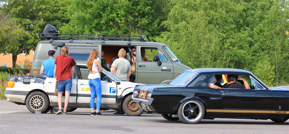 Power meet: Folk som gillar bilar umgås och har trevligt. Power meet: Folk som gillar bilar umgås och har trevligt.