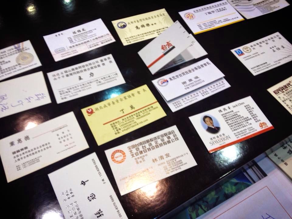 現場有民眾發現,17日在內政委員會中,宣布將《兩岸服貿協議》直接送立法院院會存查的國民黨立委、召委張慶忠的立委桌上,竟然都是中國人的名片,令人咋舌。 圖:翻攝自Wei Liulin臉書 現場有民眾發現,17日在內政委員會中,宣布將《兩岸服貿協議》直接送立法院院會存查的國民黨立委、召委張慶忠的立委桌上,竟然都是中國人的名片,令人咋舌。 圖:翻攝自Wei Liulin臉書