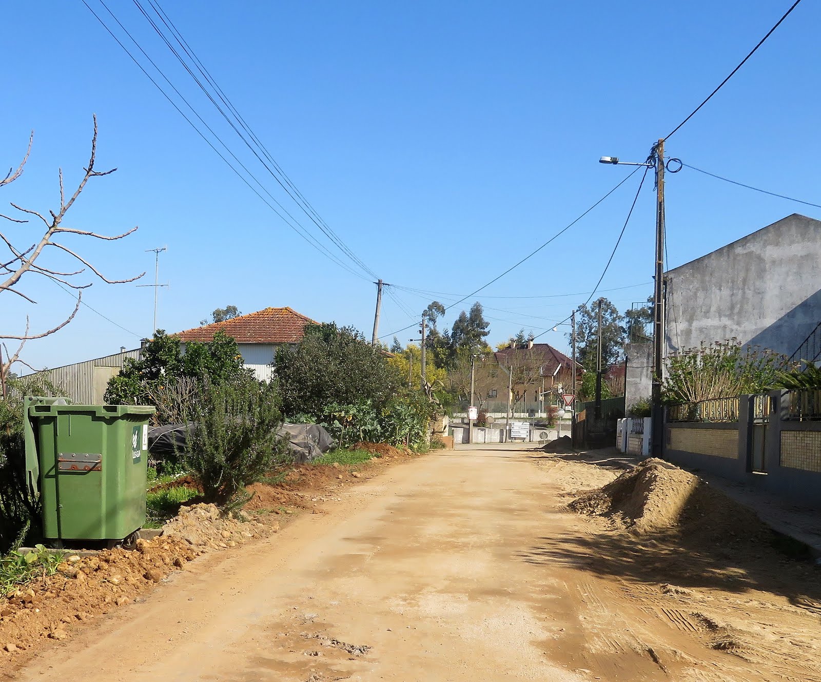 SANEAMENTO PERTO DA ESCOLA PRIMÁRIA DE ÓIS DA RIBEIRA