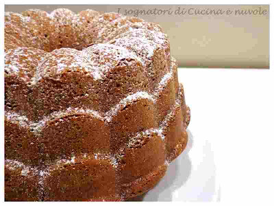 CIAMBELLA MARMORIZZATA ALLE MANDORLE