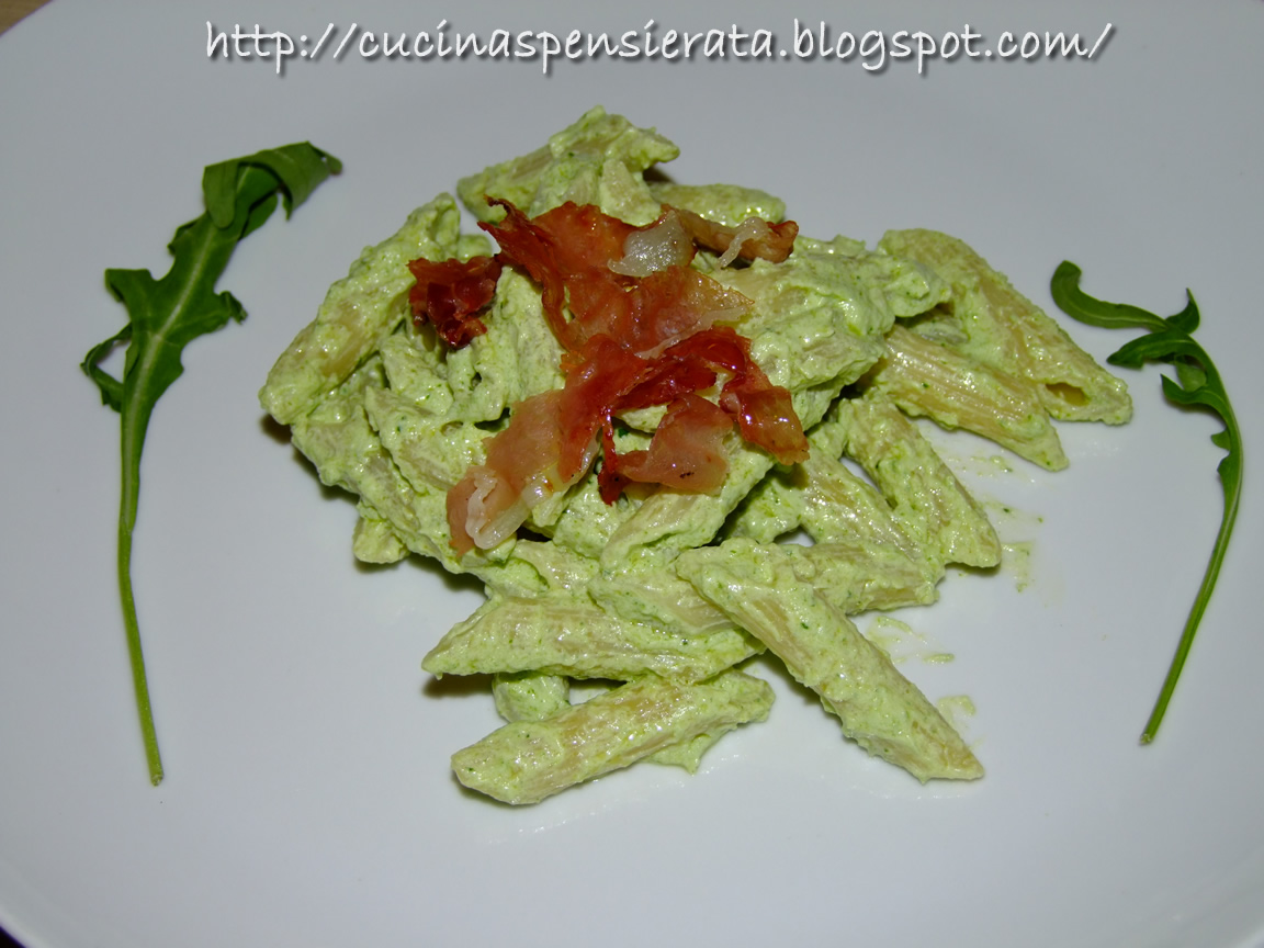 Penne al pesto di rucola con robiola e speck croccante da Cucina