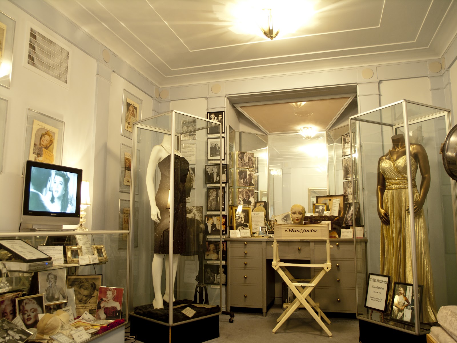 http://3.bp.blogspot.com/-ma8XBf9DMSY/T56RmvTkT7I/AAAAAAAAAjA/OsjKtXqn6mc/s1600/P4227071+hollywood+museum+monroe.jpg