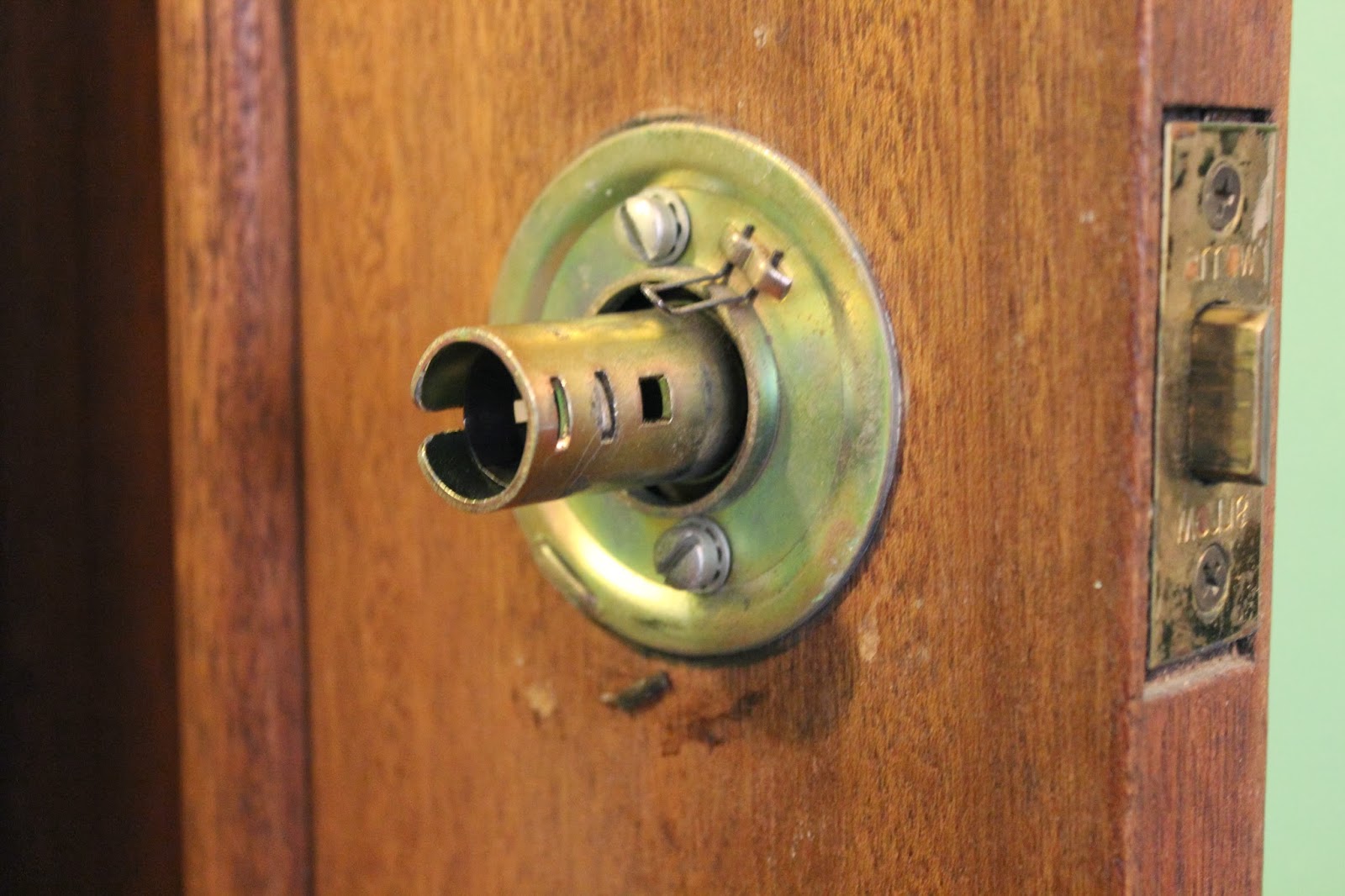 Installing A New Door Knob