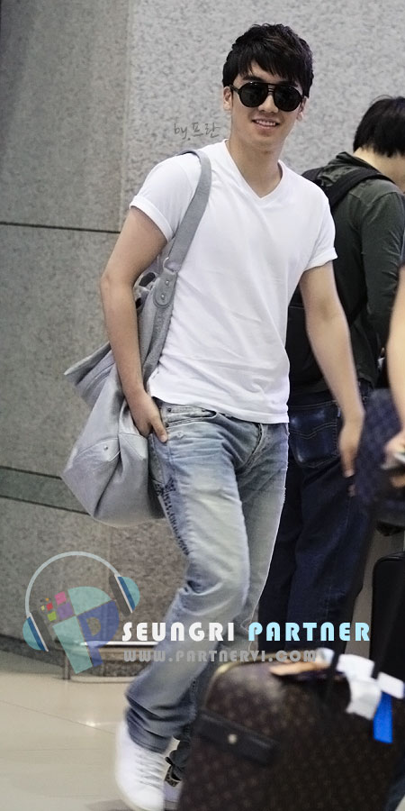[+Vids/Pics] Taeyang and Seungri en el aeropuerto de Incheon desde Singapur Seungri+airport+bigbangupdates+1