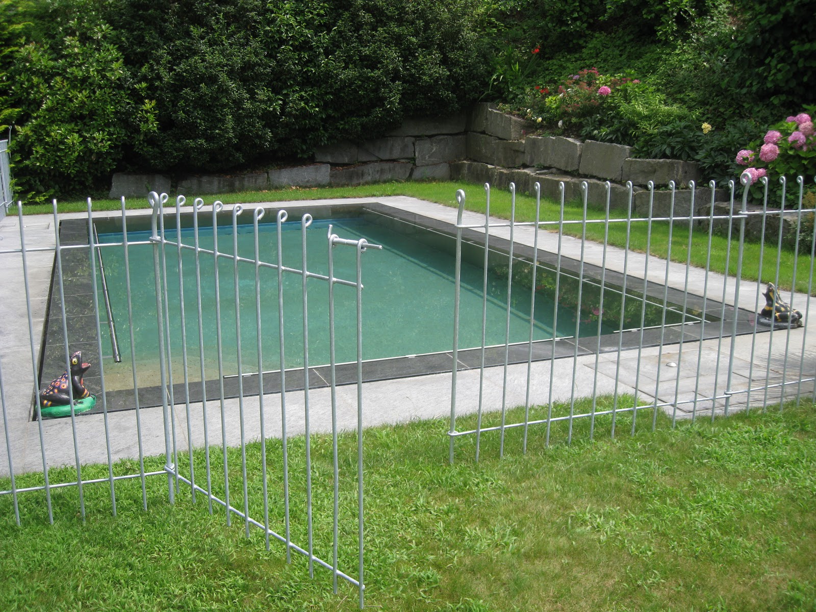 Teich und Steckzäune von www.melabel.be Poolzaun in der Schweiz