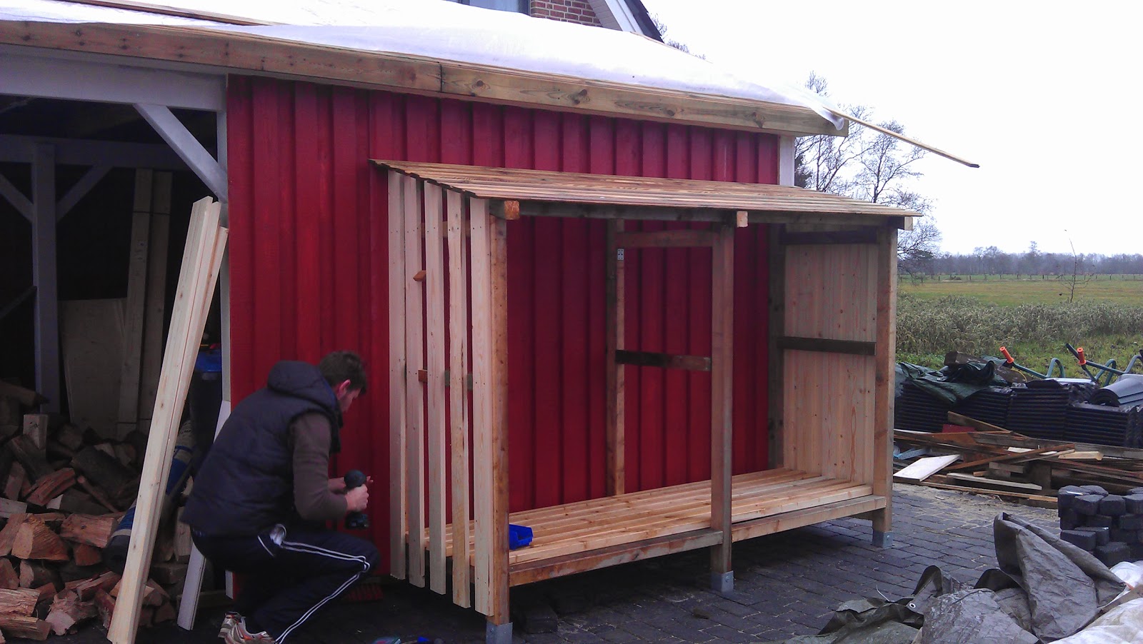 * vårt lilla röda sverige hus: Holzlager am Carport und Badezimmer
