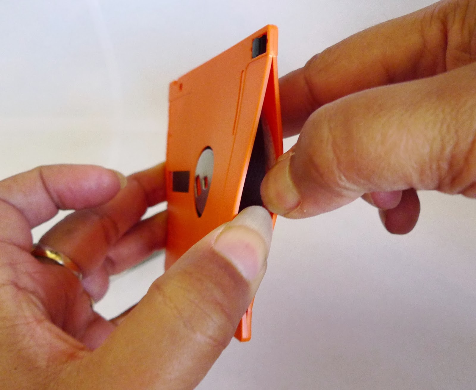 Recycle Old Things into New Floppy Disk Jewelry Chain Caddy