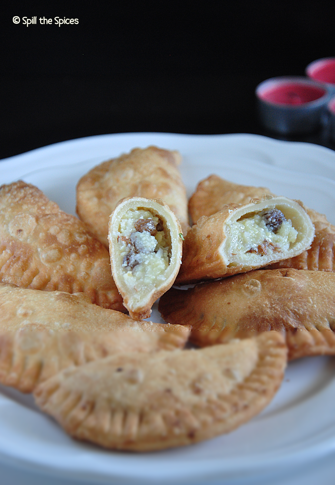 holi gujiya serving tray