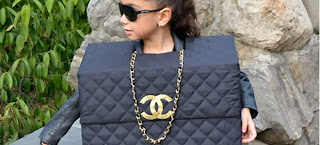 (ΚΟΣΜΟΣ)Ντύνουν τα παιδιά τους τσάντες Chanel και τα παίρνουν από το χέρι [εικόνες]  