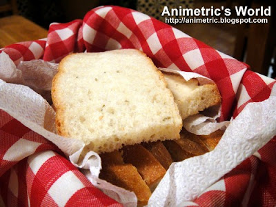 complimentary bread basket at Buon Giorno