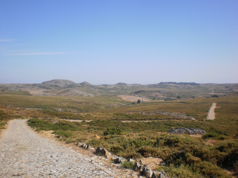 Estrada em paralelos para ver a serra da freita