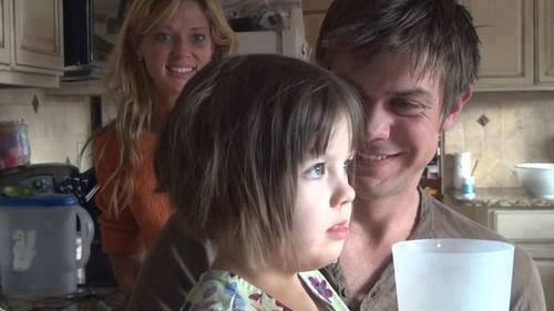 Uma menina de 6 anos chamada Charlotte, não andava e nem falava devido a muitas convulsões, foi tratada com maconha medicinal e agora ela consegue falar e andar. Uma menina de 6 anos chamada Charlotte, não andava e nem falava devido a muitas convulsões, foi tratada com maconha medicinal e agora ela consegue falar e andar.