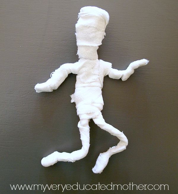 Poseable Mummies! Easy to make, don't require a ton of supplies, and perfect to pose around the house this Halloween!