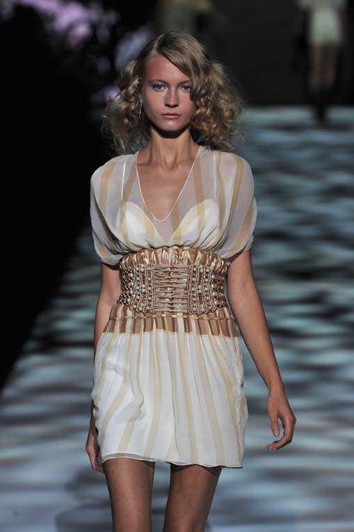 Popular Celebrities How To Dress A Girl With Small Breasts If you suspect your bra size might not be what you think it is, go ahead and grab a flexible tape measure, a mirror, and these instructions, to see for yourself. popular celebrities blogger