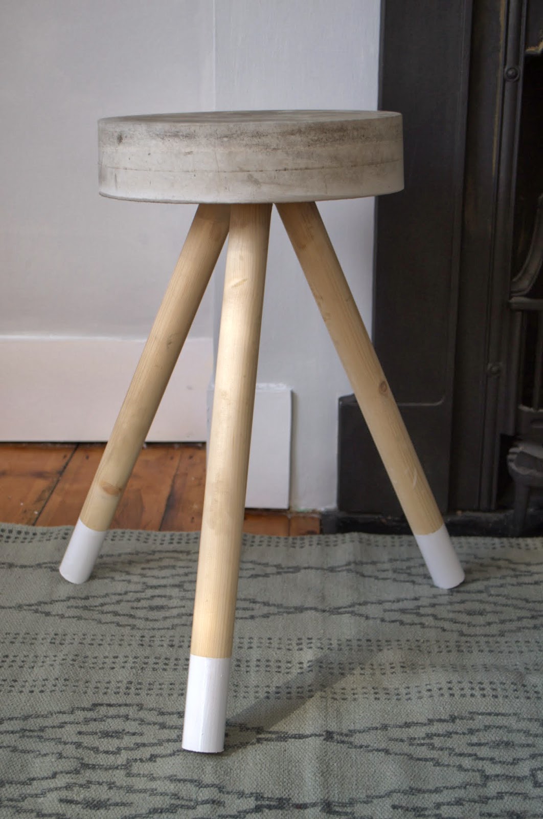 nostalgiecat: Concrete stool...DIY