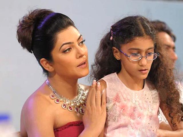 sushmita sen family photo sushmita sen with her daughter family photos wedding sushmita sen family photo sushmita sen with her daughter family photos wedding