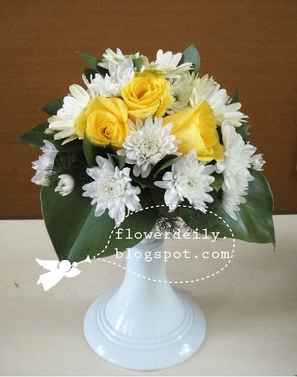 roundshaped wedding bouquet but this time in white yellow theme roundshaped wedding bouquet but this time in white yellow theme