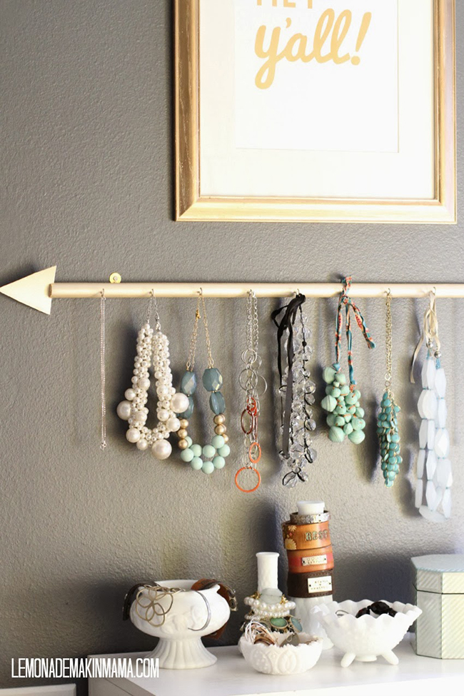 Hazte un colgador de collares y pendientes DIY como este handmade