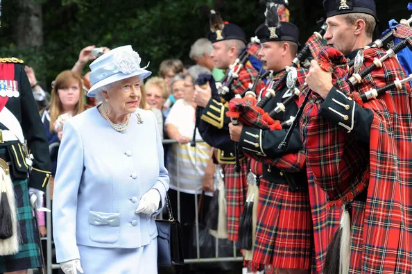 Queen Elizabeth has inspected her guard at the gates of Balmoral Castle