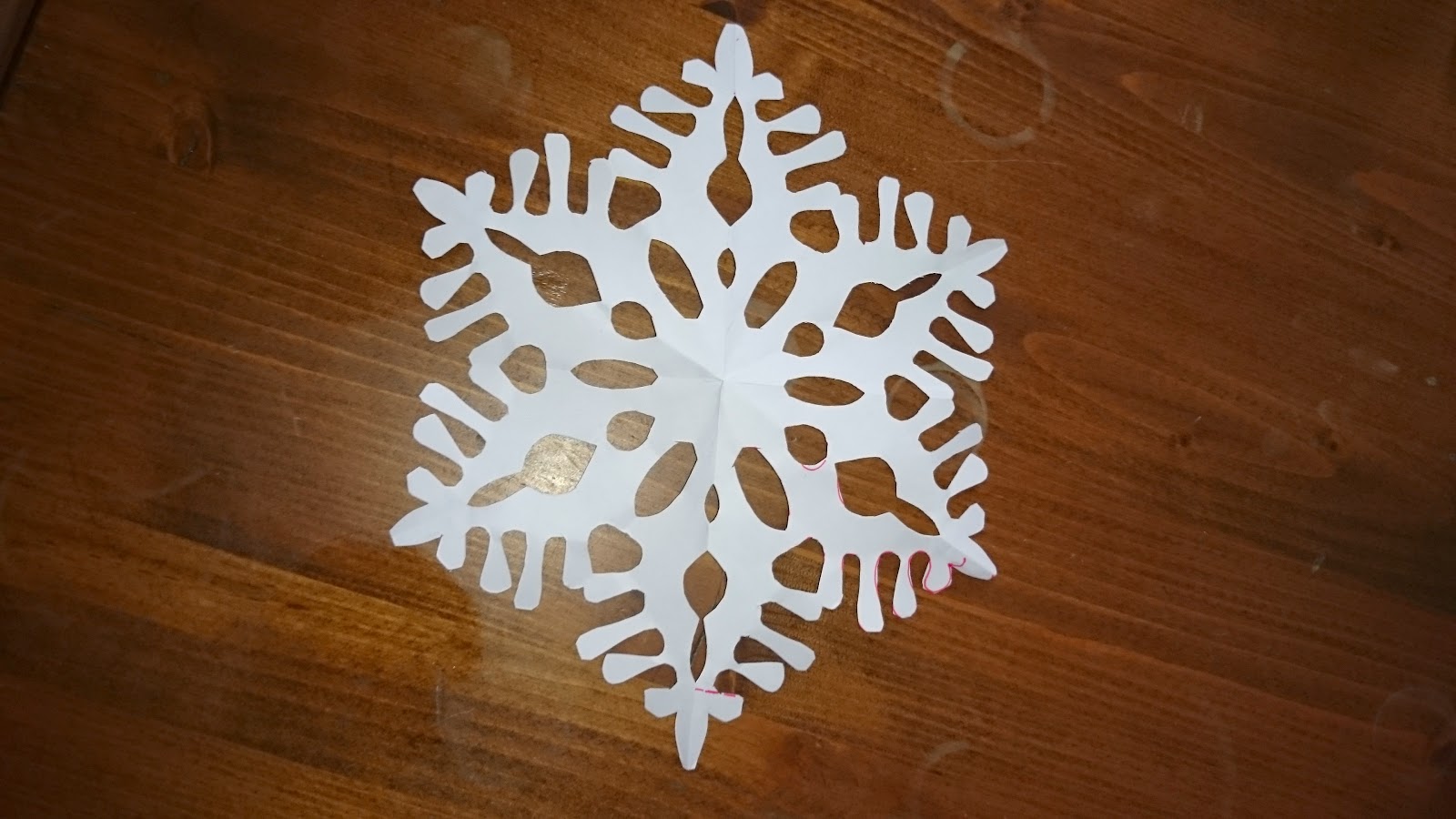 Pratik dikiş: Kağıttan yılbaşı süsü - kar taneciği