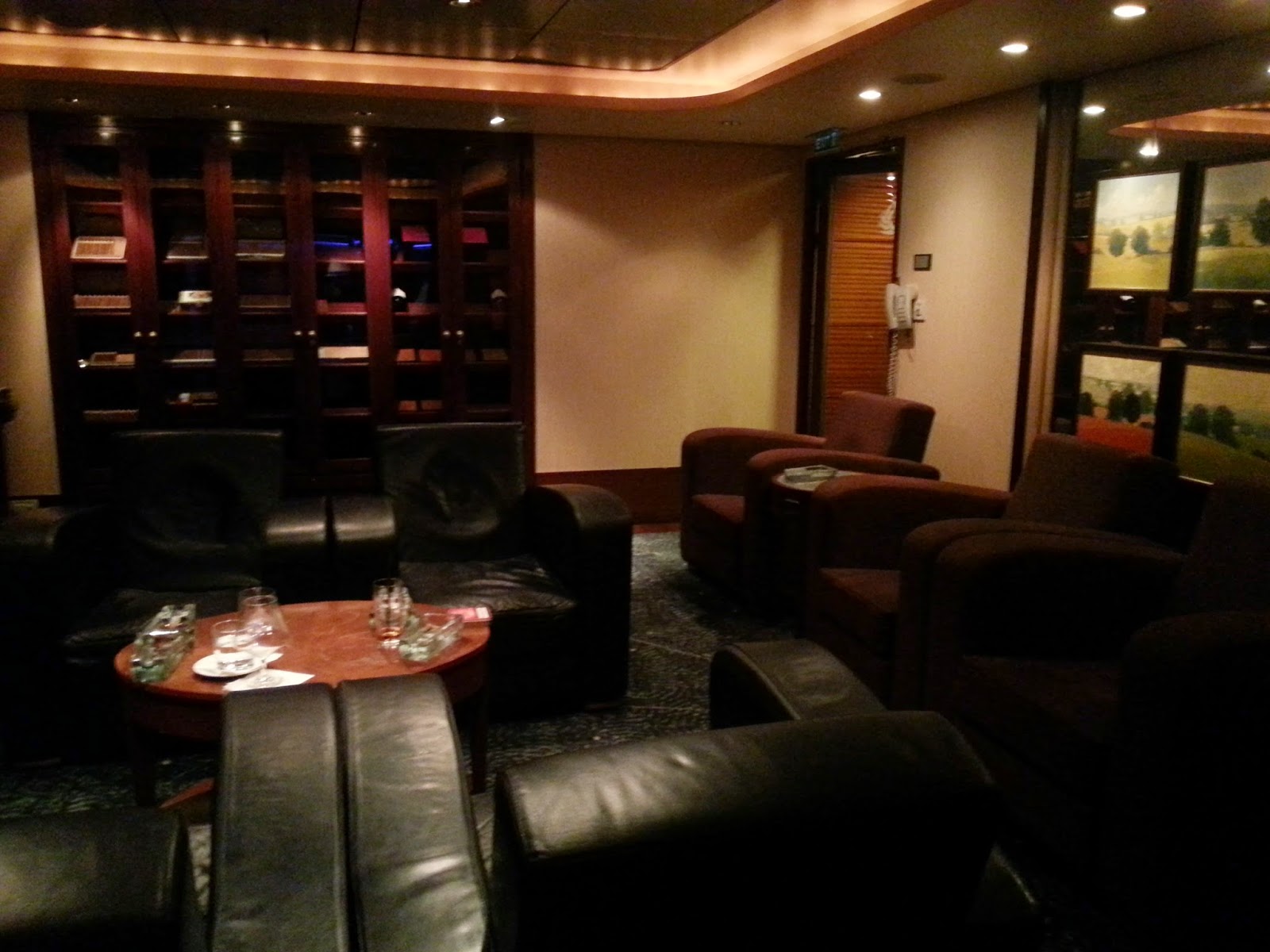 Queen Mary 2 (QM2) - Churchill's Cigar Lounge Queen Mary 2 (QM2) - Churchill's Cigar Lounge