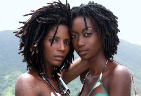 Je fais le minimum de soins shampooing/après,shampooing/masque huile+miel/ coiffure protectrice/FIN. Je ne suis pas revenue au naturel pour