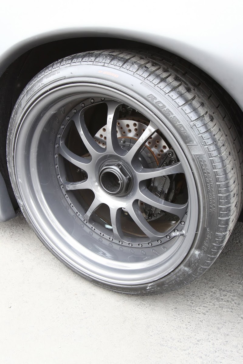Jaguar XJ220S headed