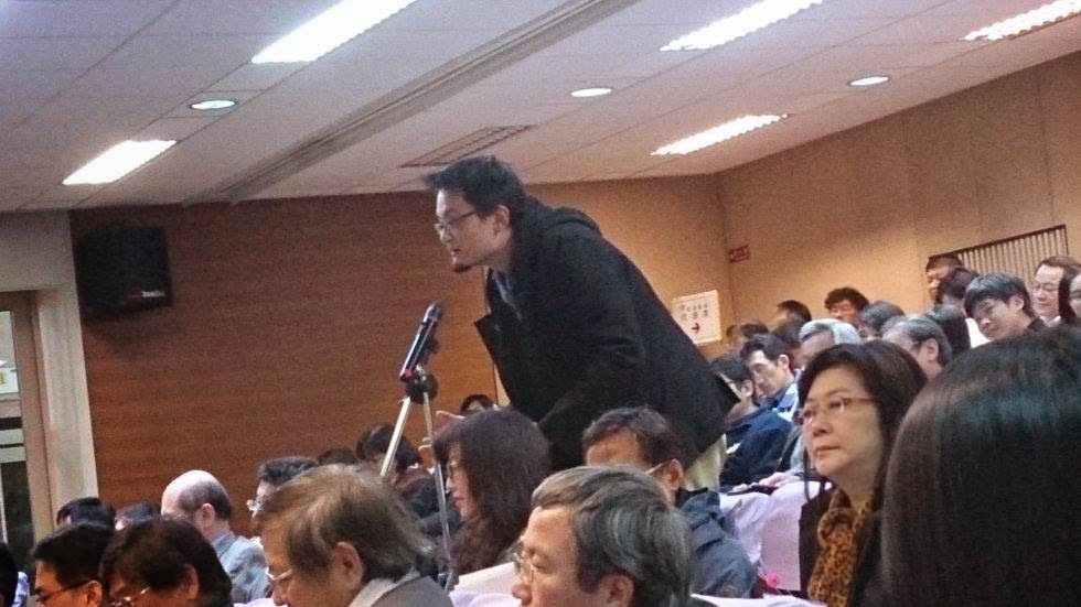 成大多位教授質疑廣場以南榕命名,充滿政治意涵。圖為政治系教授莊輝濤認為學術不要介入政治衝突。圖:邱珮文/攝 成大多位教授質疑廣場以南榕命名,充滿政治意涵。圖為政治系教授莊輝濤認為學術不要介入政治衝突。圖:邱珮文/攝