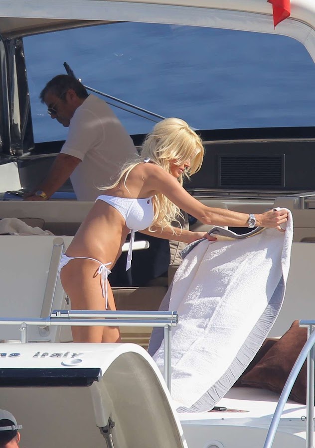 Victoria Silvstedt plcing a towel before getting comfy
