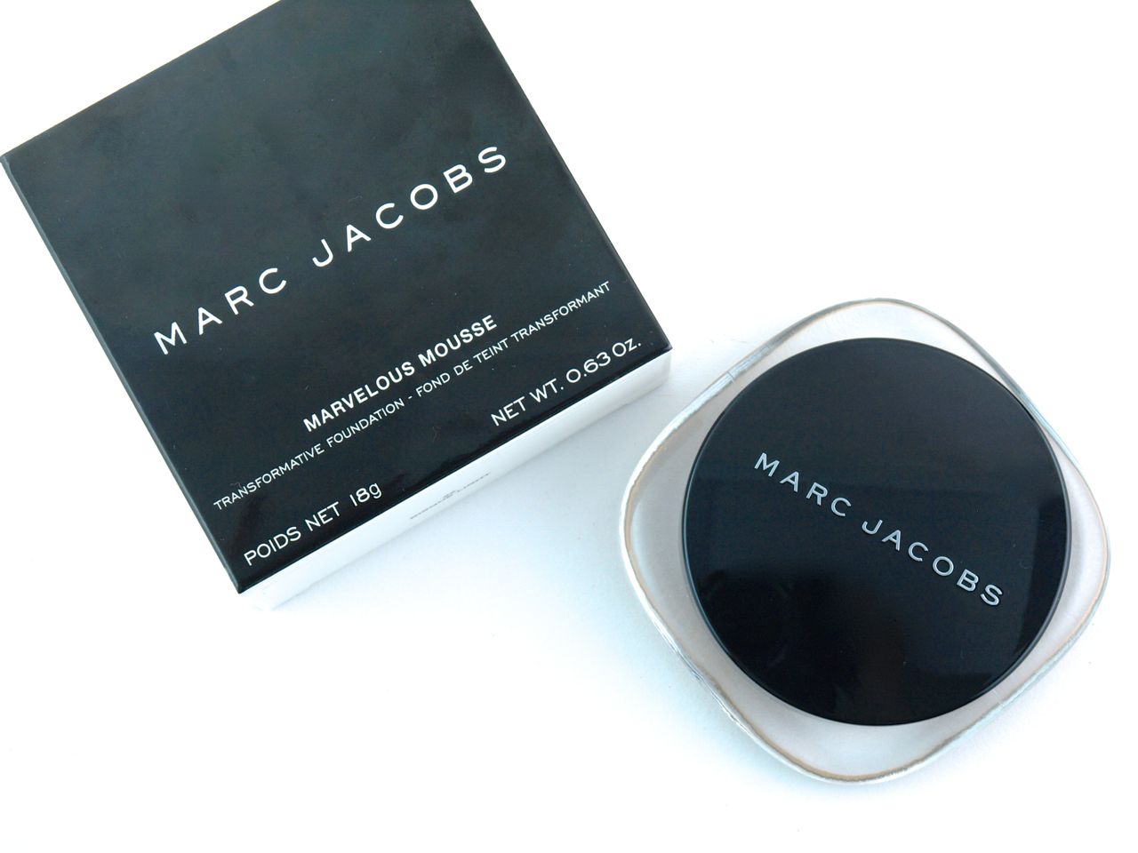 Marc Jacobs Marvelous Mousse Transformative Foundation in "22 Bisque Light": Review and Swatches