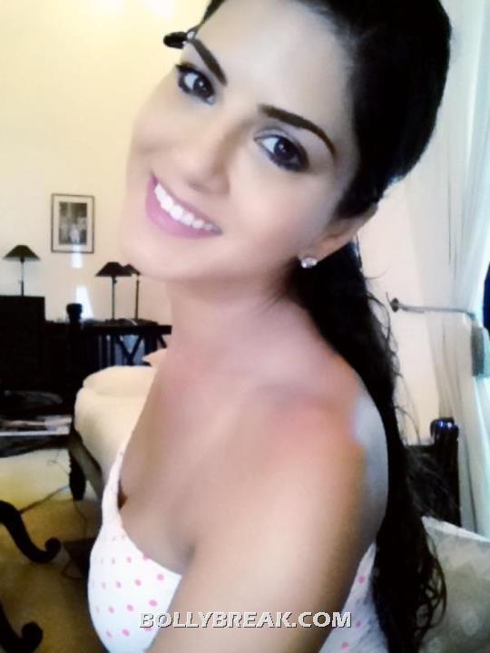 Sunny Leone lookig hot - (3) - Sunny Leone Real Life Private Room Webcam Pics