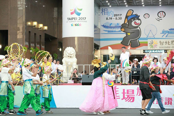 柯文哲今天出席位於世大運選手村開村典禮,揮手向表演團體加油。 柯文哲今天出席位於世大運選手村開村典禮,揮手向表演團體加油。