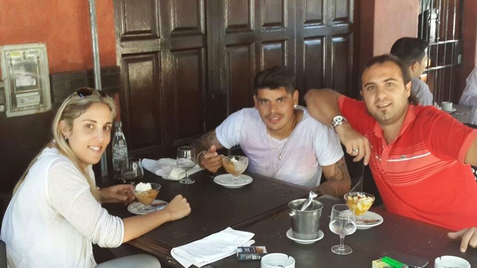 Rico almuerzo con nuestro negro