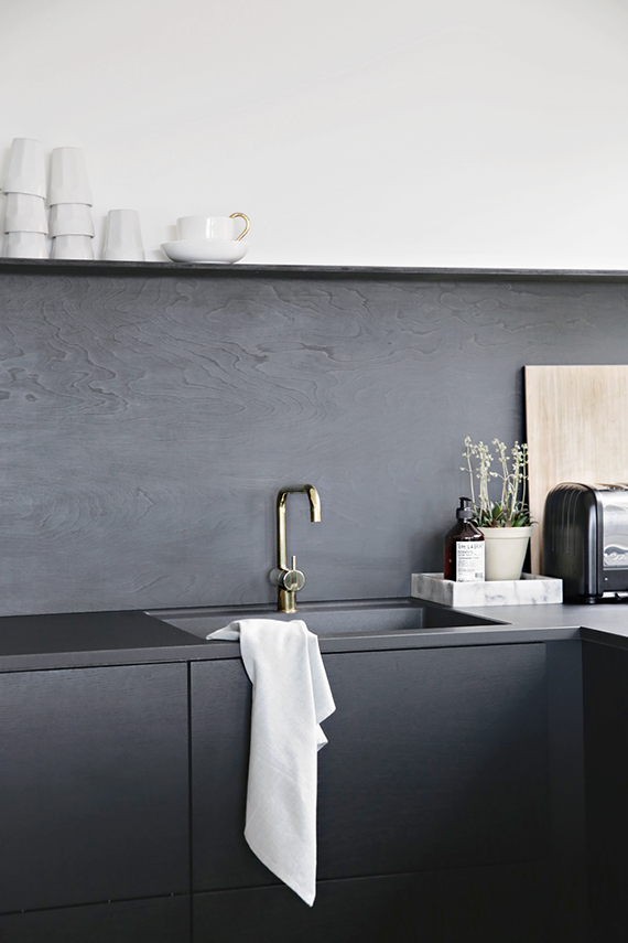 Minimalistic black kitchens | Image via Stylizimo