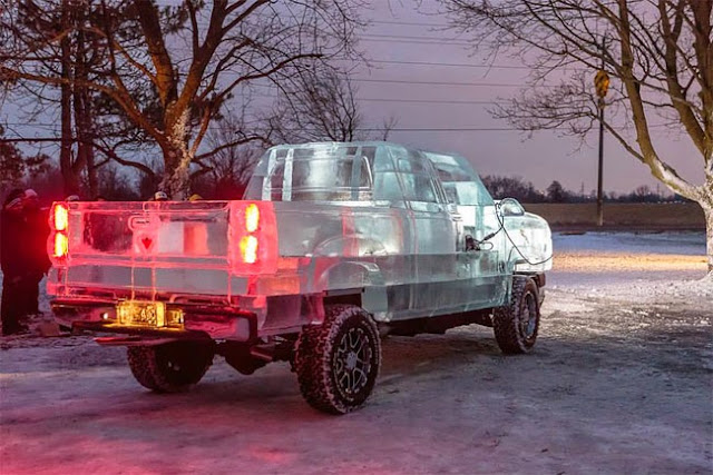 Camión manejable hecho de hielo