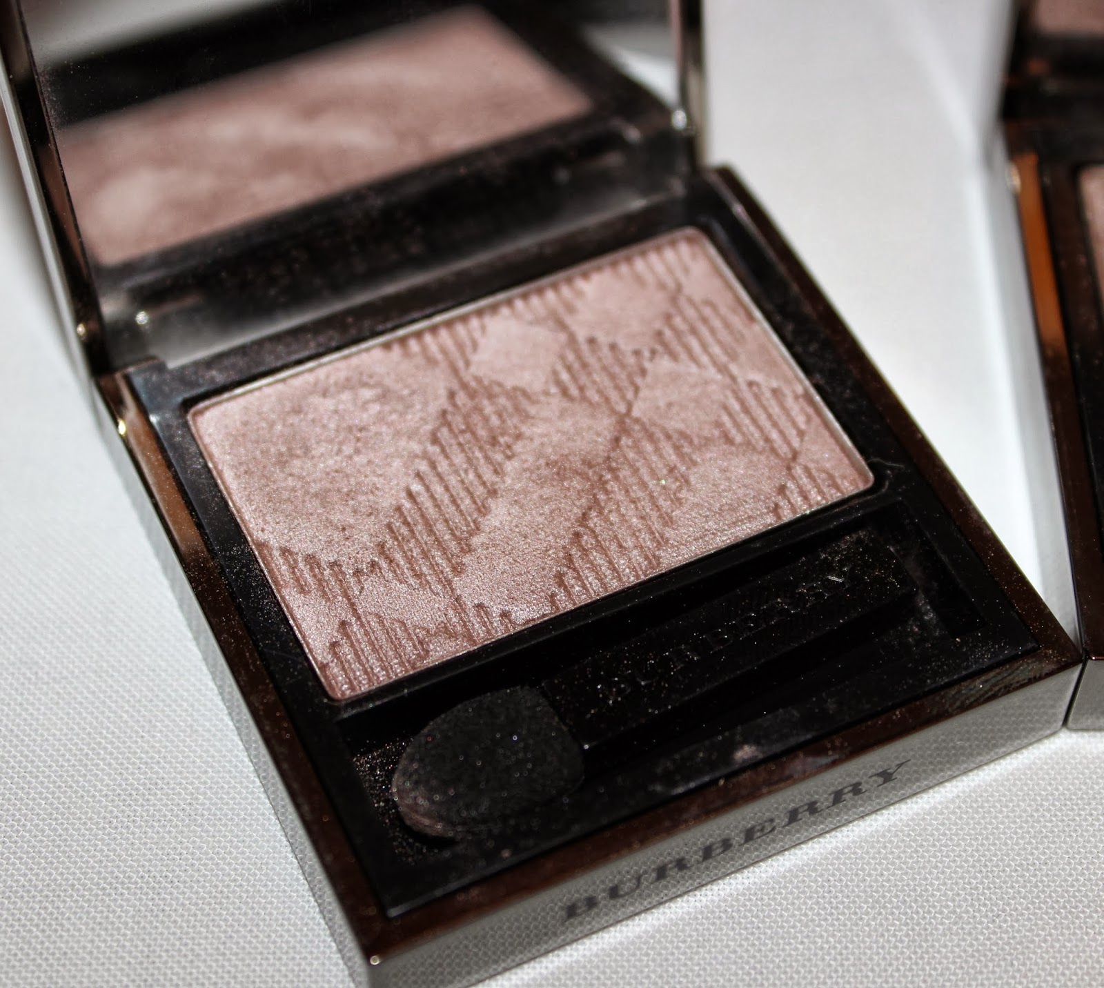 Luxury on the Lips Burberry Sheer Eyeshadow Rosewood, Midnight Brown