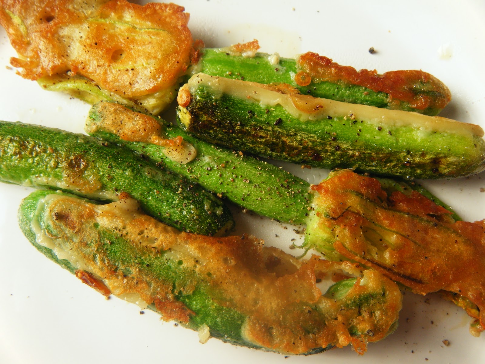Baby courgettes, with flowers, in chickpea and beer batter Polish