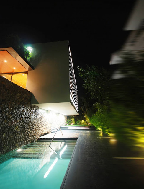 Picture of the pool by the house wall at the entrance at night
