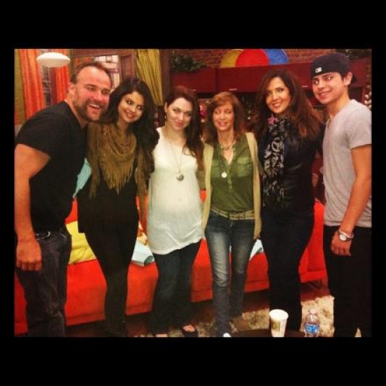 Hechiceros de Waverly place 2012 de vuelta con selena gomez foto en el set