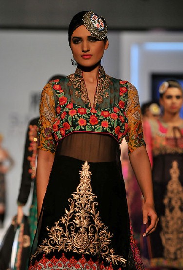 http://3.bp.blogspot.com/-nARAiaXU6bI/TZfnzXwA_hI/AAAAAAAAB9s/RfoJKu8sAf4/s1600/Pakistan+Fashion+Week+2011+%252810%2529.jpg