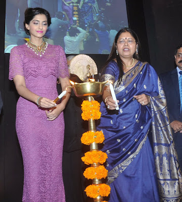  Sonam kapoor graces India Gem and Jewellery Awards