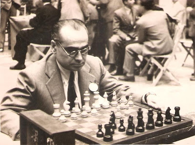 Alberto Bové, al inicio de su partida del match de ajedrez Argentina-España (12 de octubre de 1946)