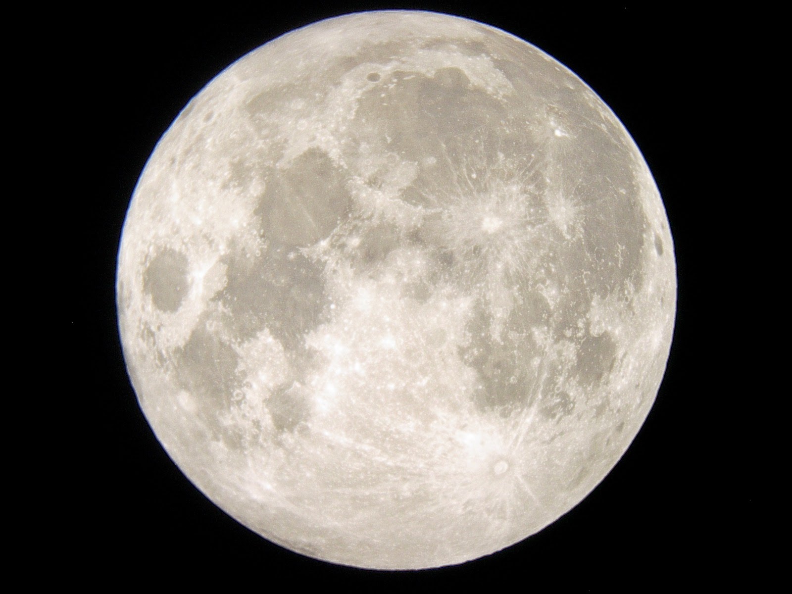 permukaan bulan yang selalu menghadap bumi selalu sama. hal tersebut disebabkan karena