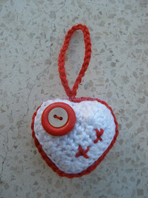 Corazón realizado a crochet relleno con guata y con una cadeneta para utilizarlo de colgante
