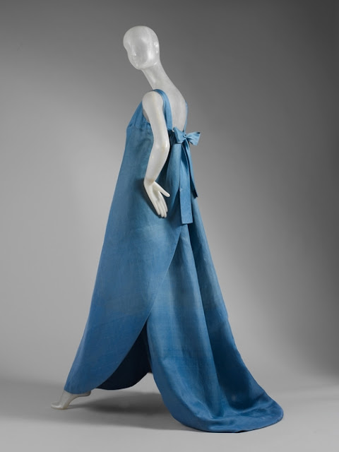 http://3.bp.blogspot.com/-nH2W9WFMWak/UPfIVxguGbI/AAAAAAAAAxI/HB2W_fJ9Hh8/s640/Cristobal+Balenciaga+evening+dress+ca.jpeg