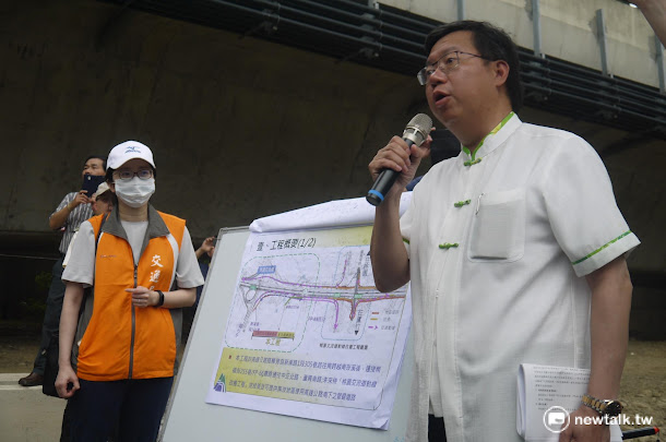 桃園市長鄭文燦提到昨日前去立法院出席《前瞻基礎建設計畫草案》公聽會時,被軍公教團體衝撞。 桃園市長鄭文燦提到昨日前去立法院出席《前瞻基礎建設計畫草案》公聽會時,被軍公教團體衝撞。